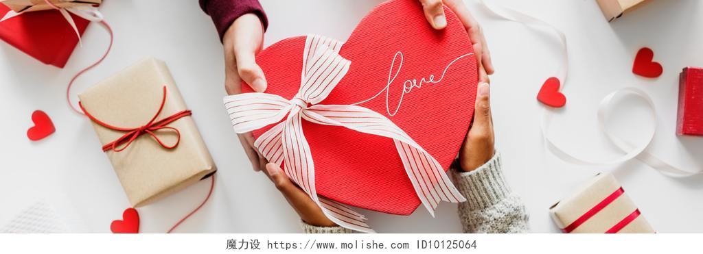 情人节红色白色爱心丝带礼物背景图片